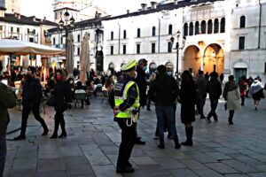 Spingono a riempire i negozi poi usano qualche foto per metterci tutti in castigo