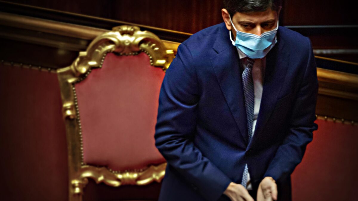 Speranza con le spalle al muro. Ha mentito sul piano pandemico