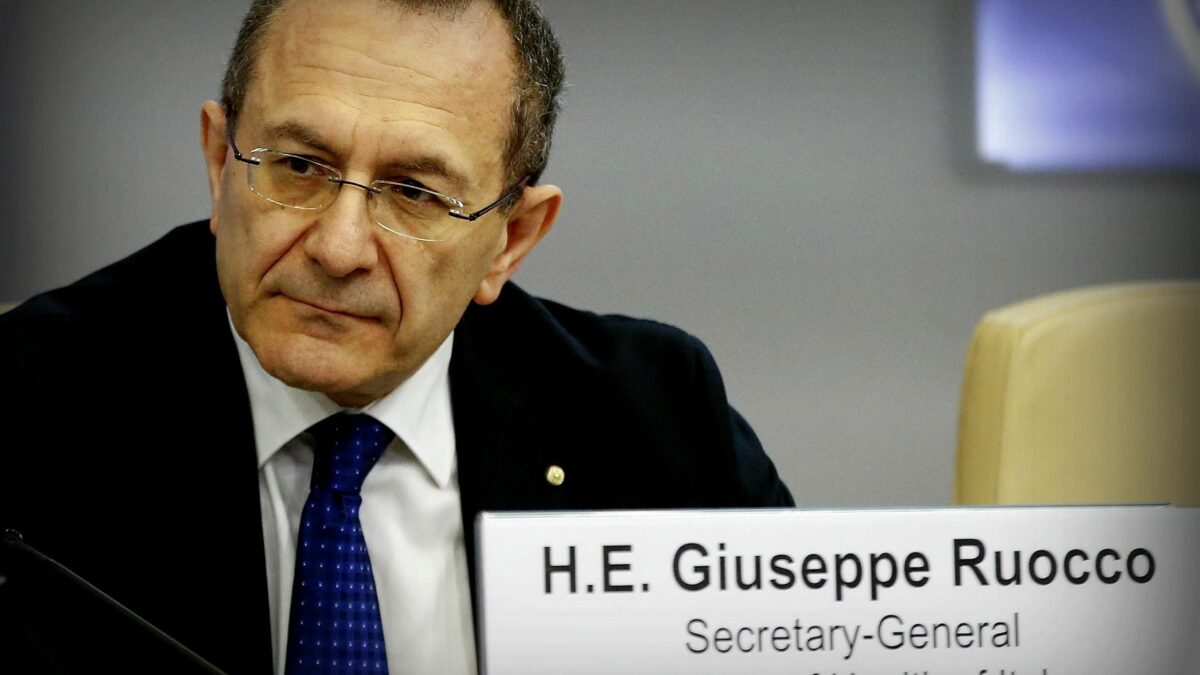 A trattare sui vaccini hanno mandato l’uomo di cui Sileri pretende la testa