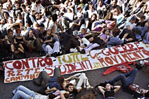 L’Italia è pacifista a corrente alternata. Ripudia la guerra? Dipende contro chi…