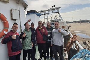 Liberati i pescatori dopo 108 giorni. E Casalino monta un reality show