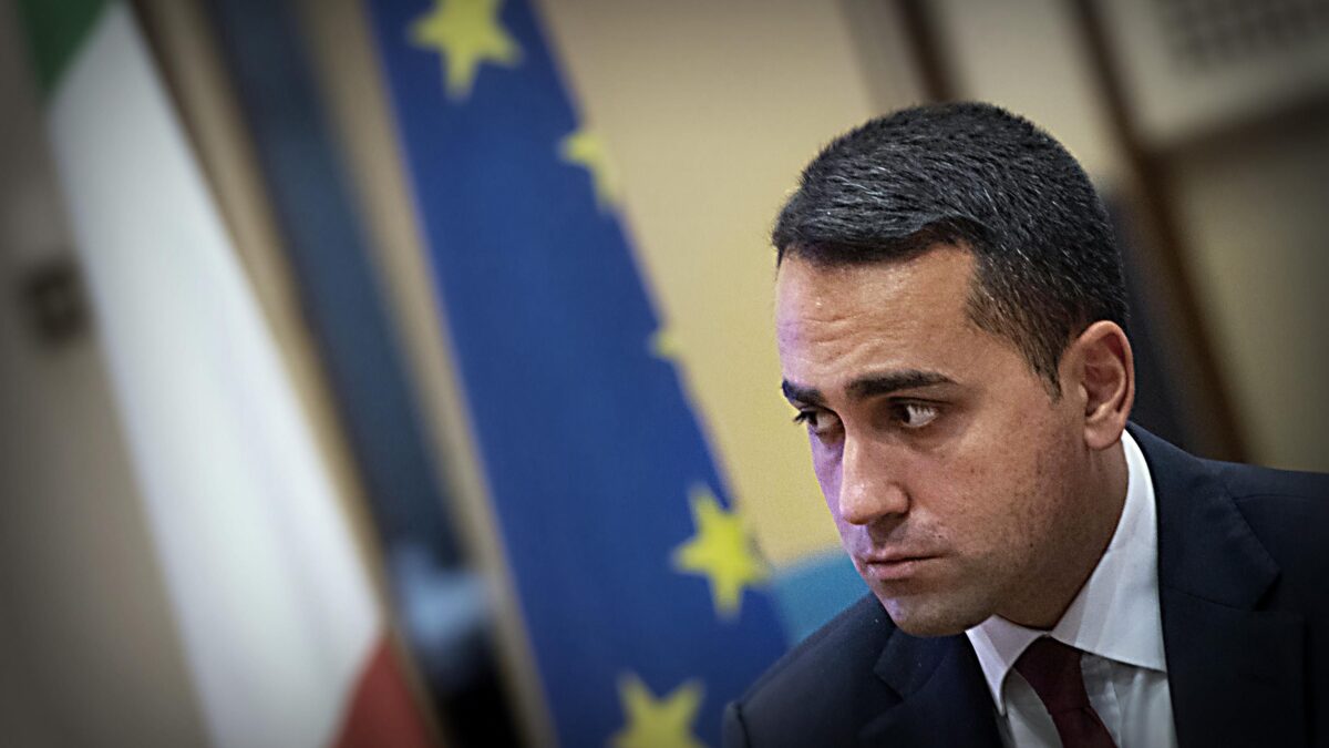 Conte e Di Maio pagano il «riscatto». Con la passerella incoronano Haftar