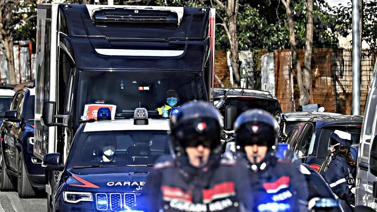 Fingono il miracolo delle fiale. Ma sul vaccino abbiamo tempi incerti e nessun piano