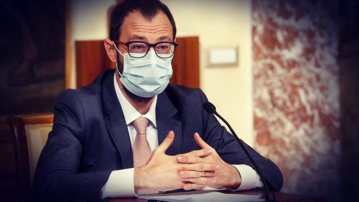 Quei vuoti di memoria di Patuanelli sull’uomo nero di Atlantia e Alitalia