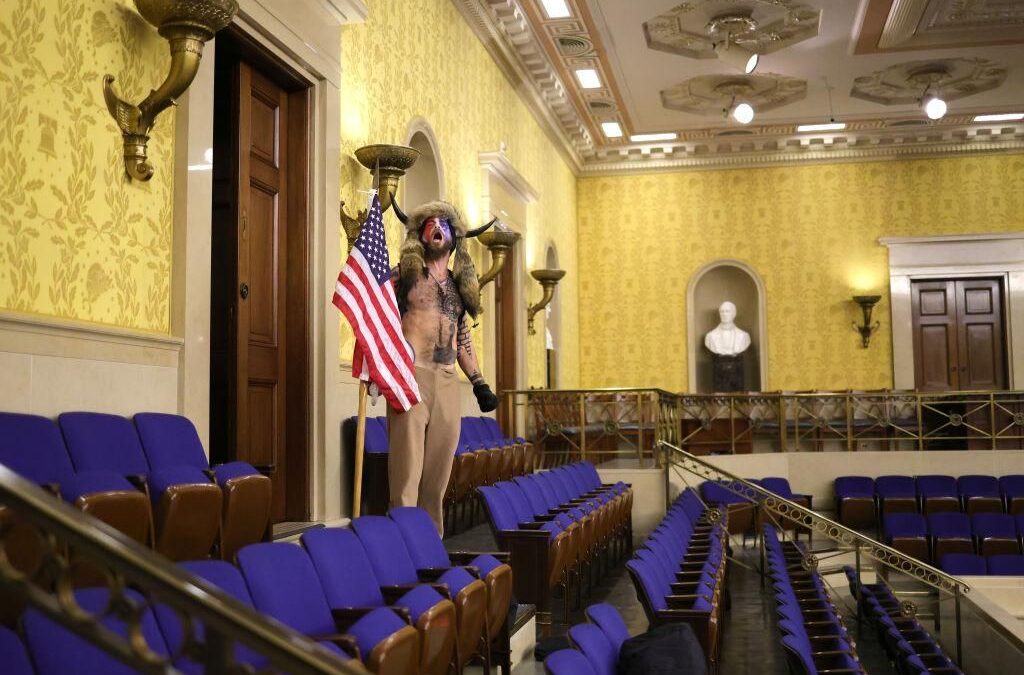 Democrazia Usa in panne. Trump sconfitto non ci sta. Congresso preso d’assalto