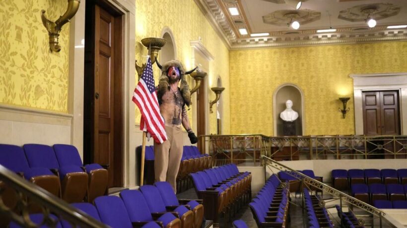 Democrazia Usa in panne. Trump sconfitto non ci sta. Congresso preso d’assalto