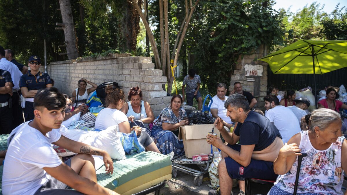 Palazzo Chigi chiude in casa gli italiani ma continua a difendere i campi rom