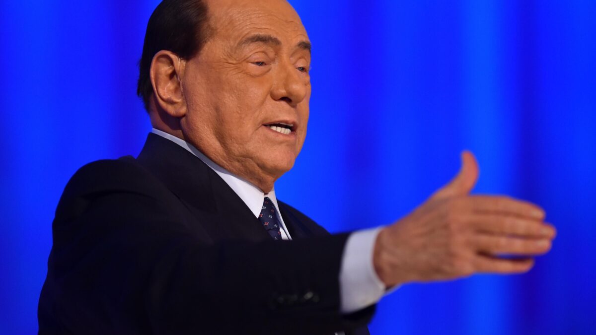 Berlusconi: «Governo nocivo al Paese, Renzi vada avanti»