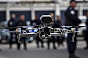 Grazie al Covid ci spiano con il drone. In Francia scoppia la grana privacy