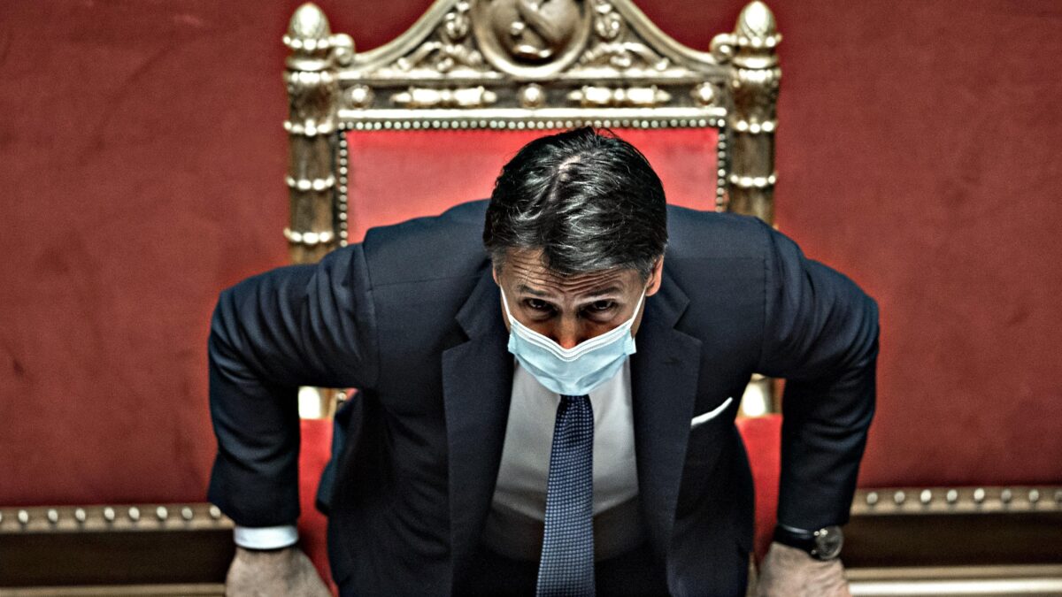 Sarebbe folle aiutare questi incompetenti ad affondare l’Italia