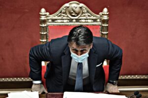 Sarebbe folle aiutare questi incompetenti ad affondare l’Italia