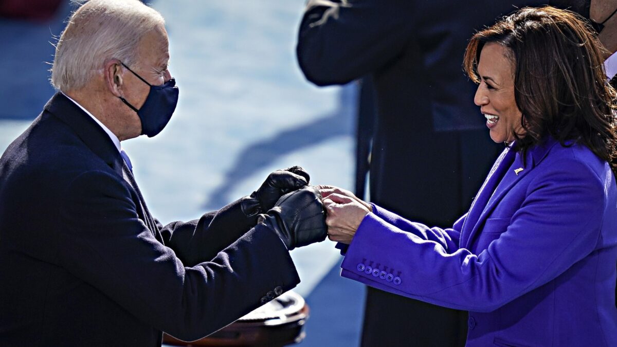 Biden si gode l’adorazione dei media mentre silura il funzionario sgradito