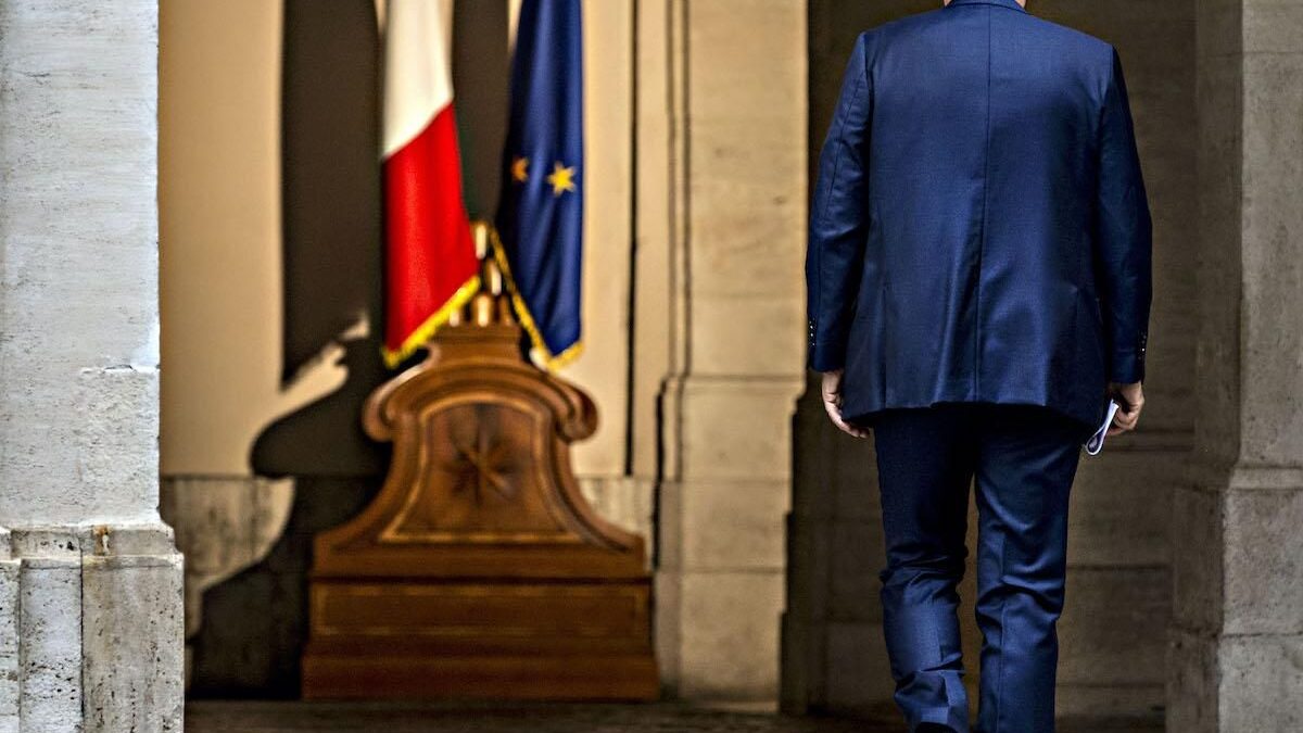 Conte lascia, ma prova a tornare