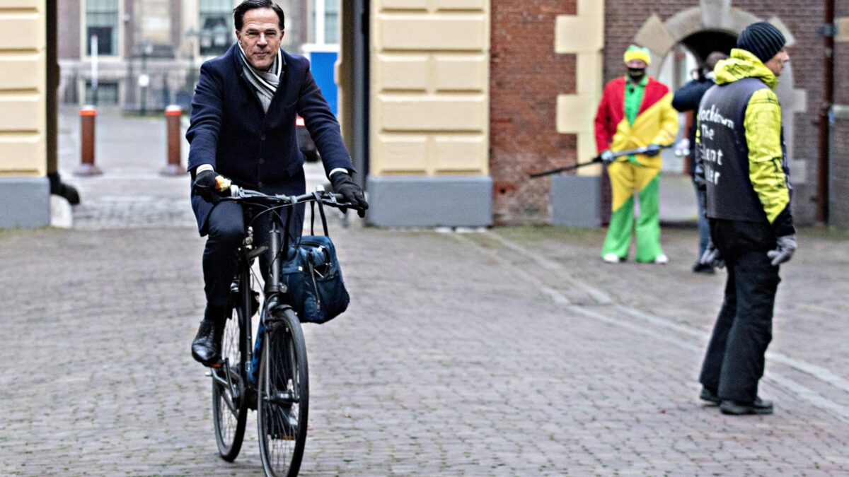 Rutte travolto dallo scandalo fiscale. Il nemico dell’Italia si deve dimettere