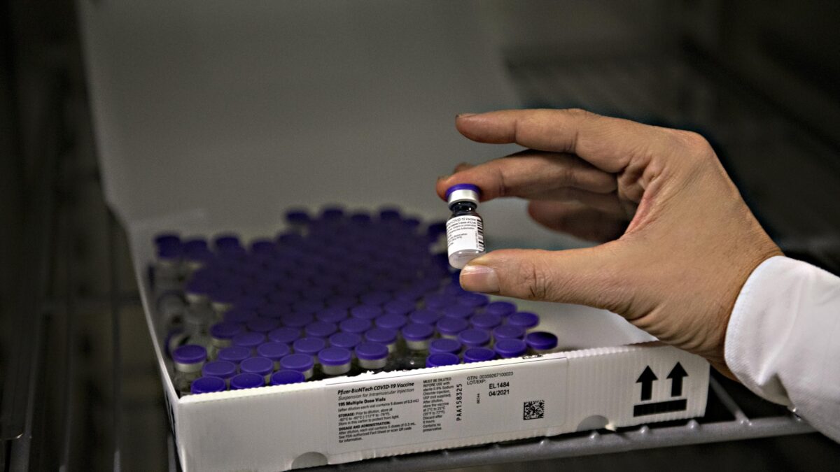 Caos vaccinazioni. Mancano le siringhe e si reclutano medici in pensione