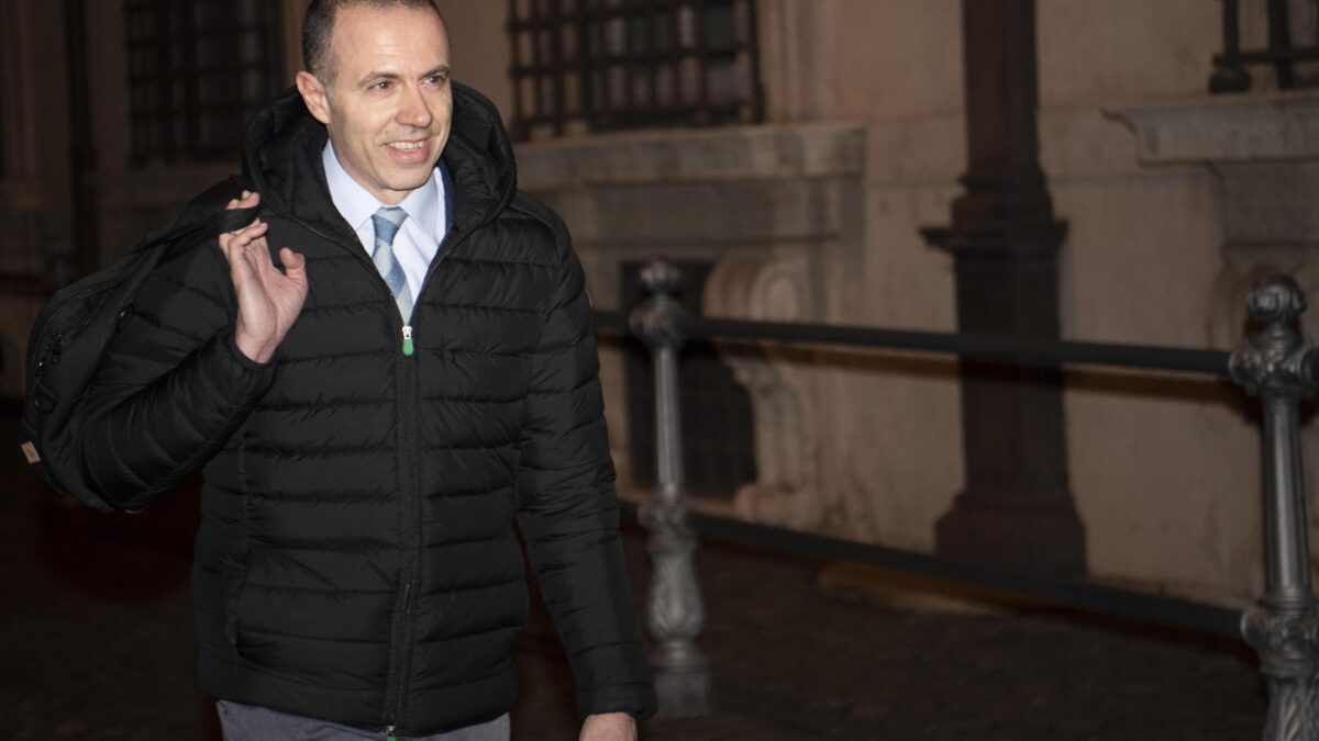 «Loro litigano e le aziende affondano»