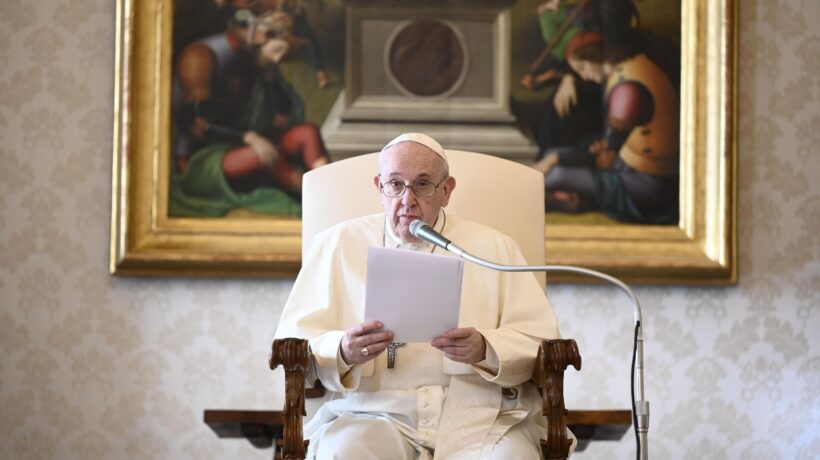 Papa insoddisfatto degli addetti stampa. Ruffini e Tornielli non stanno sereni