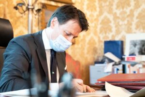Anche i giudici appoggiano la ribellione contro i dpcm