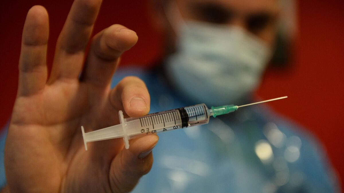Siringhe, vaccini e scuole. Ecco tutte le bugie e i ritardi