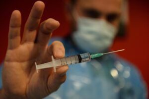 Siringhe, vaccini e scuole. Ecco tutte le bugie e i ritardi