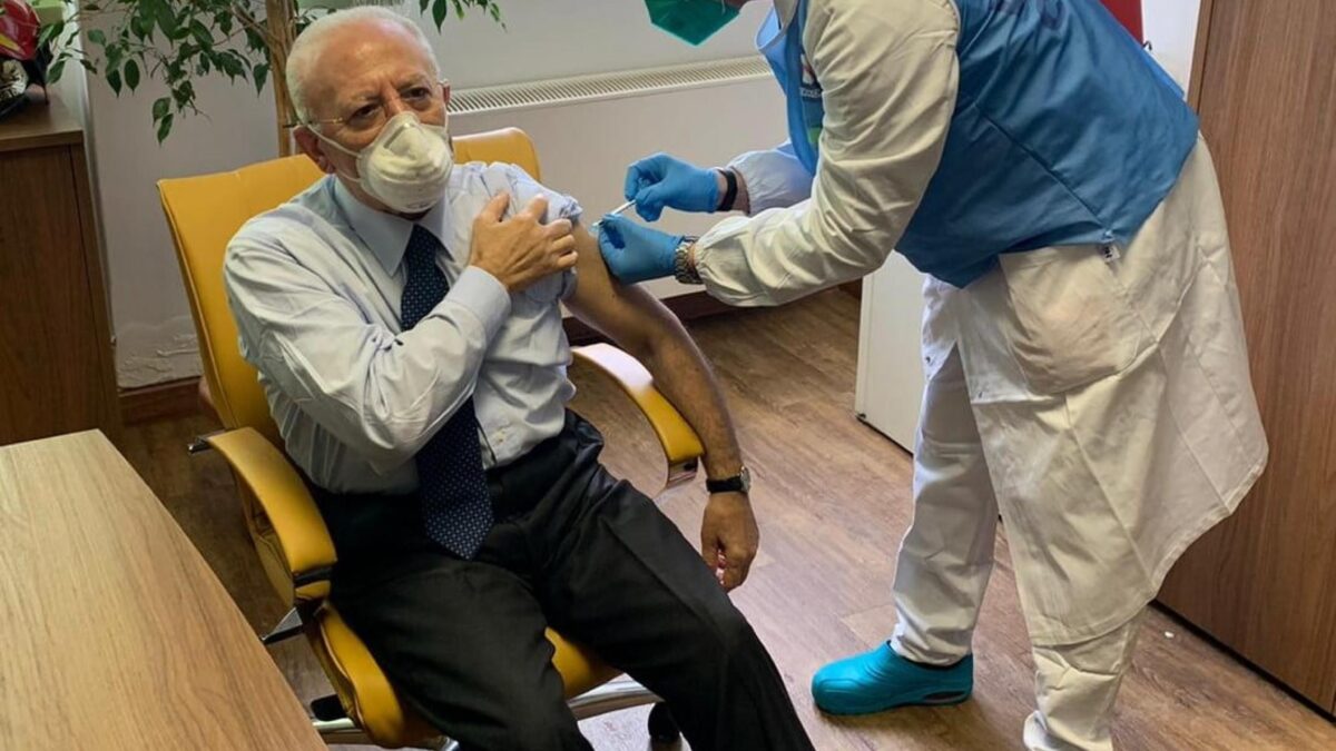 De Luca bluffa sulla card vaccini. Ma l’idea della tessera fa proseliti