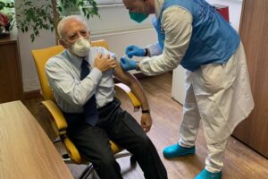 De Luca bluffa sulla card vaccini. Ma l’idea della tessera fa proseliti
