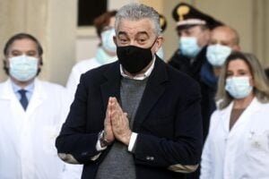 Il coordinatore Arcuri non coordina i vaccini. Regioni in ordine sparso