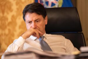Il governo traccheggia sulla crisi e ferma i bonus per le aziende