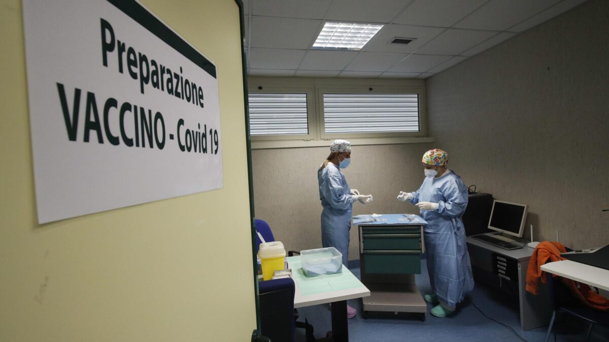 Vaccini e siringhe, che flop. Conte alza bandiera bianca