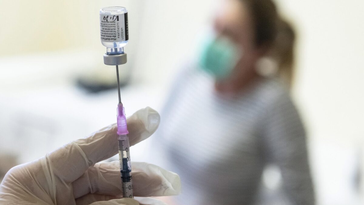 La guerra alle case farmaceutiche serve a distrarre dal flop vaccini