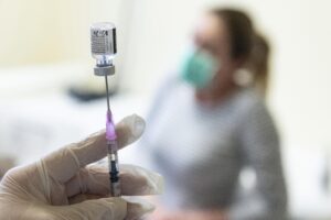 La guerra alle case farmaceutiche serve a distrarre dal flop vaccini