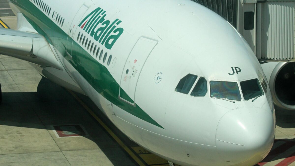 L’Ue fa a pezzi il piano per salvare Alitalia. In vista la procedura di infrazione
