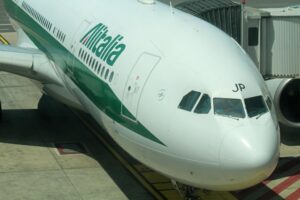 L’Ue fa a pezzi il piano per salvare Alitalia. In vista la procedura di infrazione