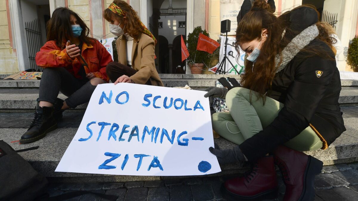 I supertecnici «riaprono» le scuole per fare un piacere alla Azzolina