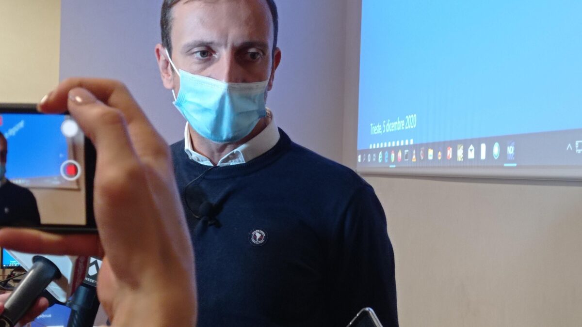 Fedriga: «Avremo il 54% di dosi in meno. Campagna vaccinale a rischio»