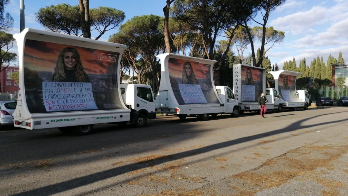 Manifesti choc aborto, Pro Vita e Famiglia: «Non prendiamo ordini dal Pd»