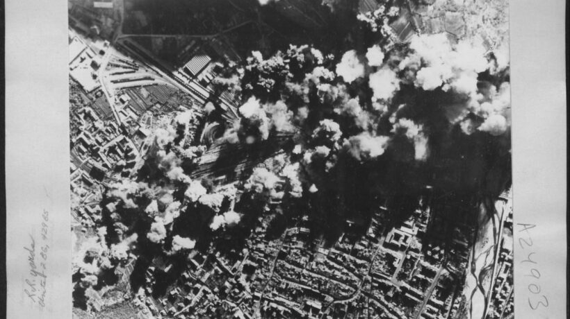 Il centro di Bolzano coperto dal fumo delle bombe. Incursione del 10 novembre 1943. (Usaf/National Archives)