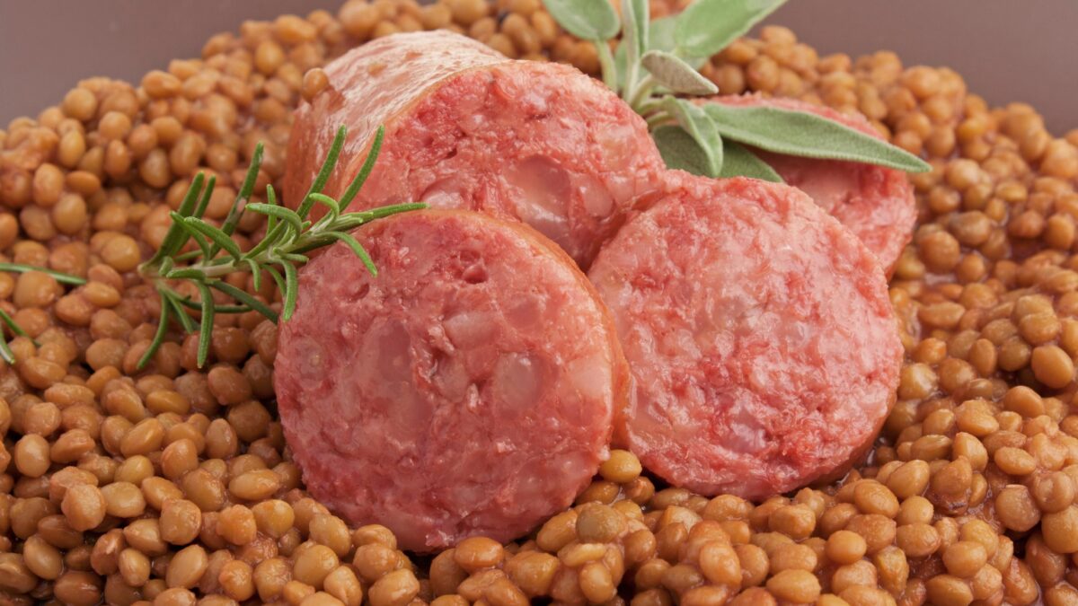 Cotechino e zampone i «gemelli diversi» che abbinati ai legumi portano fortuna