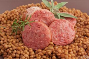 Cotechino e zampone i «gemelli diversi» che abbinati ai legumi portano fortuna