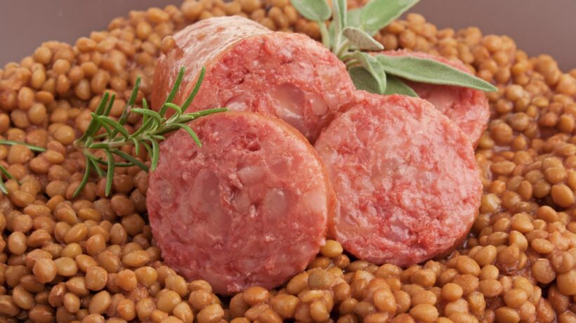 Cotechino e zampone i «gemelli diversi» che abbinati ai legumi portano fortuna