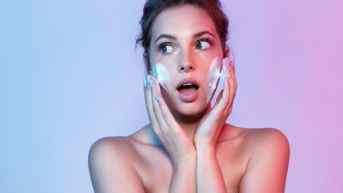 Cento colpi di spazzola e 10 step di skincare. La routine notturna si rinnova così