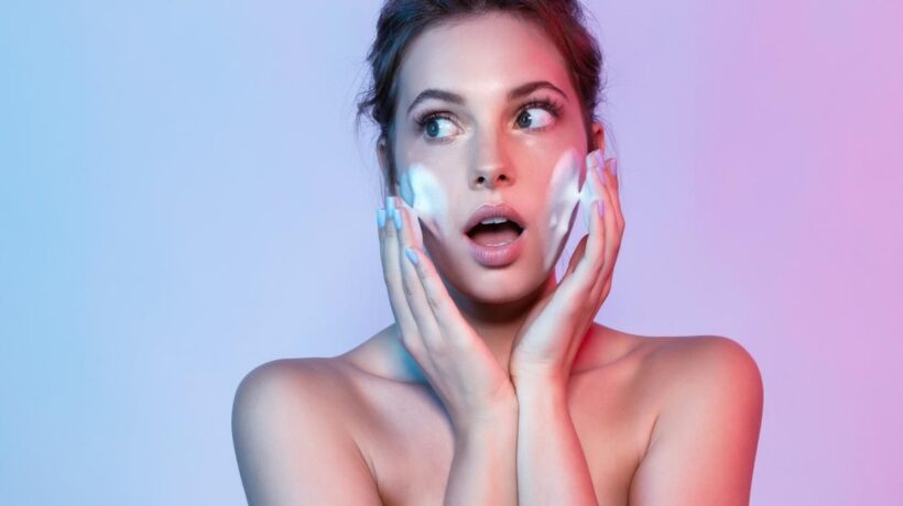 Cento colpi di spazzola e 10 step di skincare. La routine notturna si rinnova così