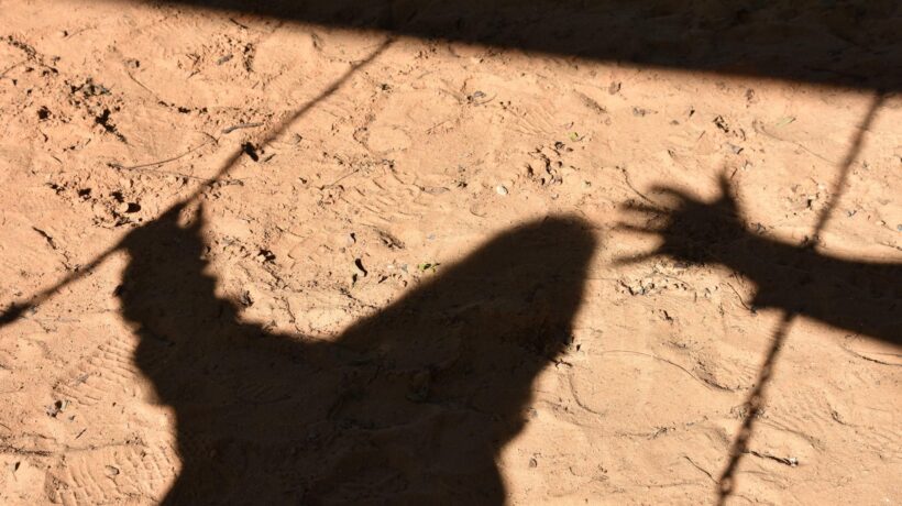 Il prete è condannato per pedofilia, la Chiesa lo assolve e secreta le carte