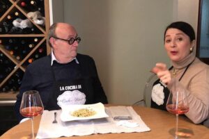 Le pillole di galateo di Petra e Carlo: come si mangiano gli spaghetti
