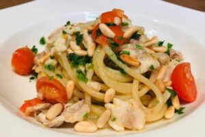 Cuciniamo insieme: spaghetti con spigola, datterini e pinoli