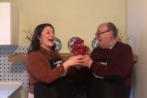 Le pillole di galateo di Petra e Carlo: cosa non portare quando si è invitati a casa di qualcuno