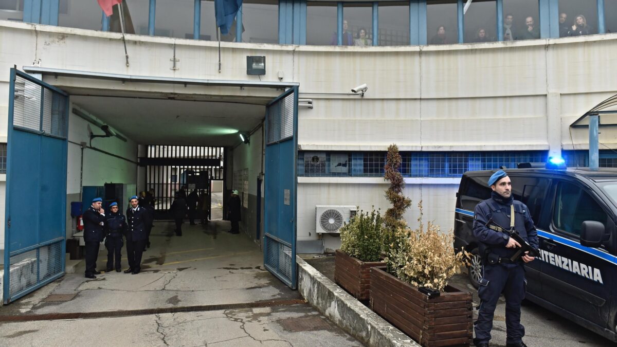 Botte ai detenuti nell’ufficio dell’ispettrice