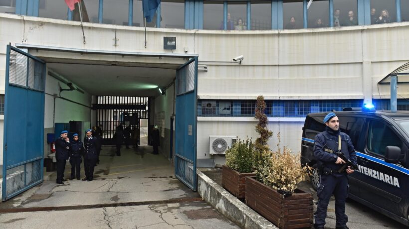 Botte ai detenuti nell’ufficio dell’ispettrice