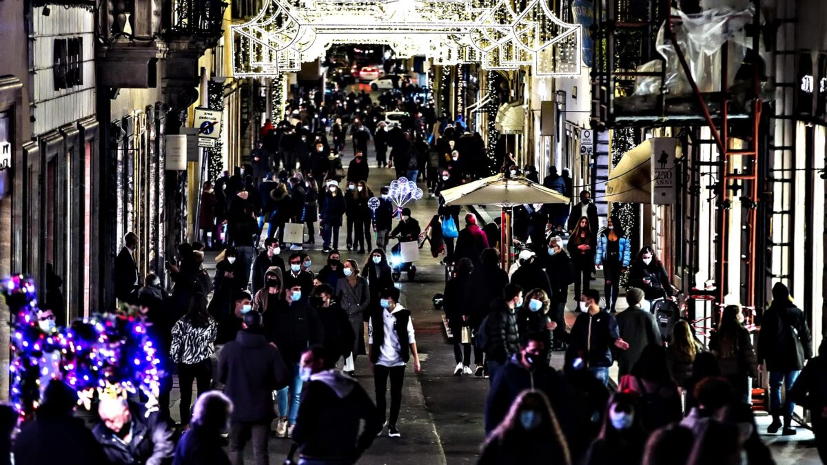 Chiusure a casaccio. E il virus se ne frega