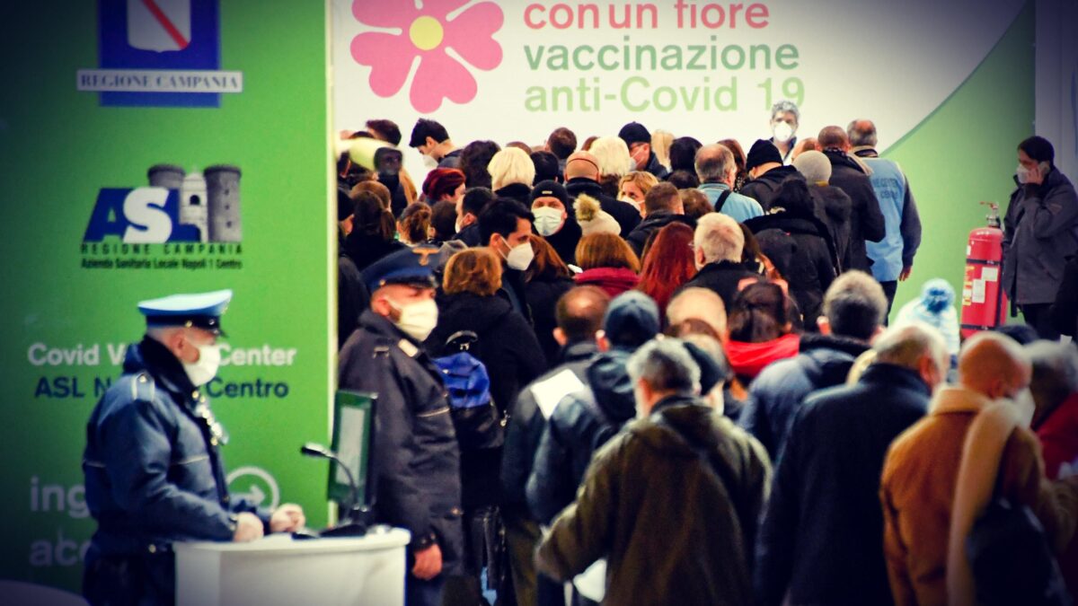 Il boom di imbucati nelle vaccinazioni conferma che il piano Arcuri è in tilt